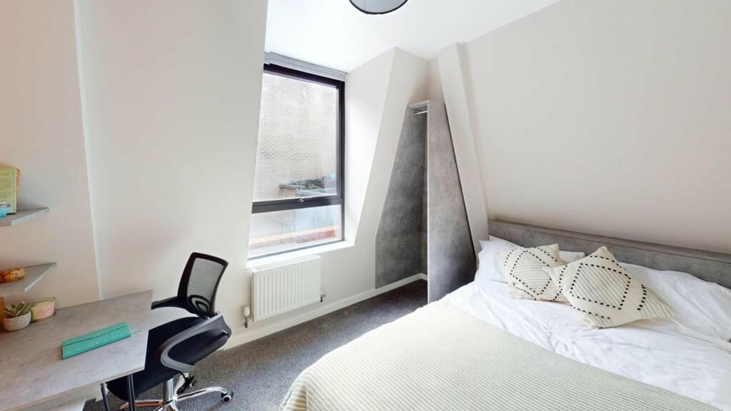 Property photo 3 of 14 A Bright And Stylish Double Bedroom Featuring A Co...