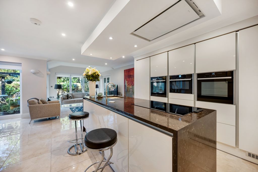 Property photo 3 of 26 Kitchen