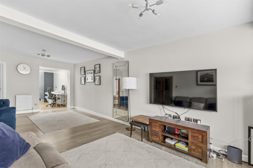 Property photo 2 of 16 101 Cressex Rd, Hp12 4Ps-7.Jpg