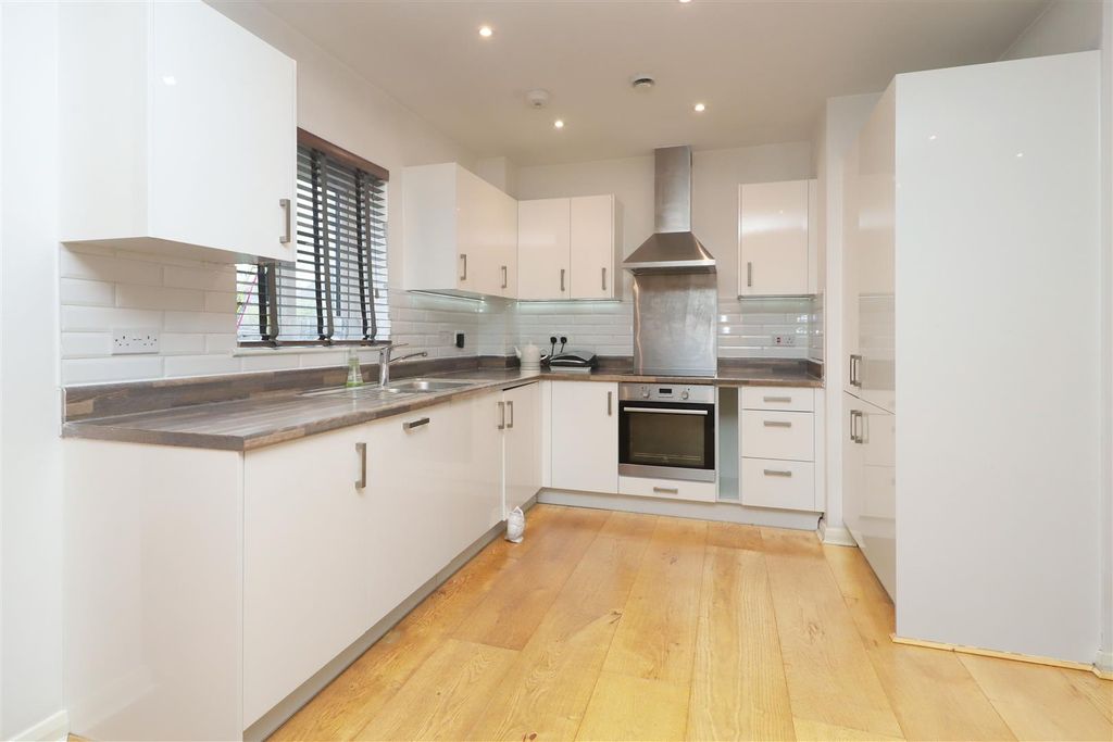 Property photo 3 of 14 Kitchen