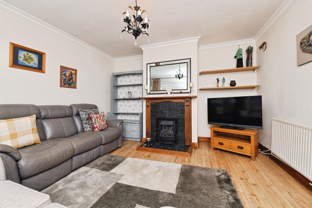 Property photo 2 of 16 Lounge