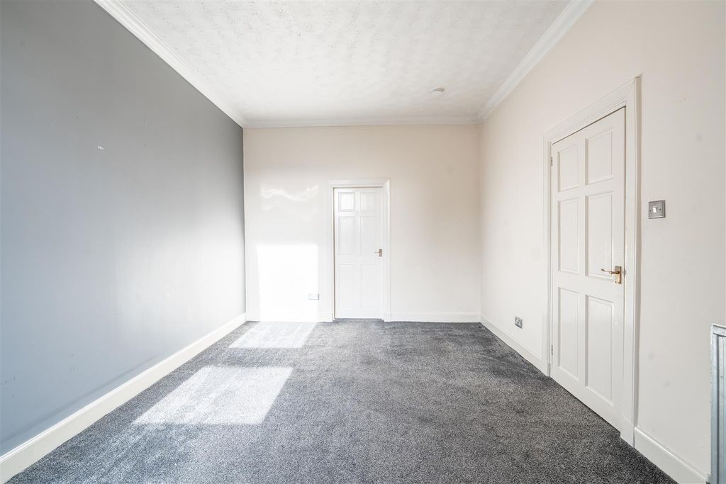 Property photo 3 of 8 Lounge