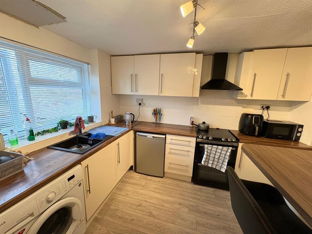 Property photo 3 of 7 Kitchen.Jpg