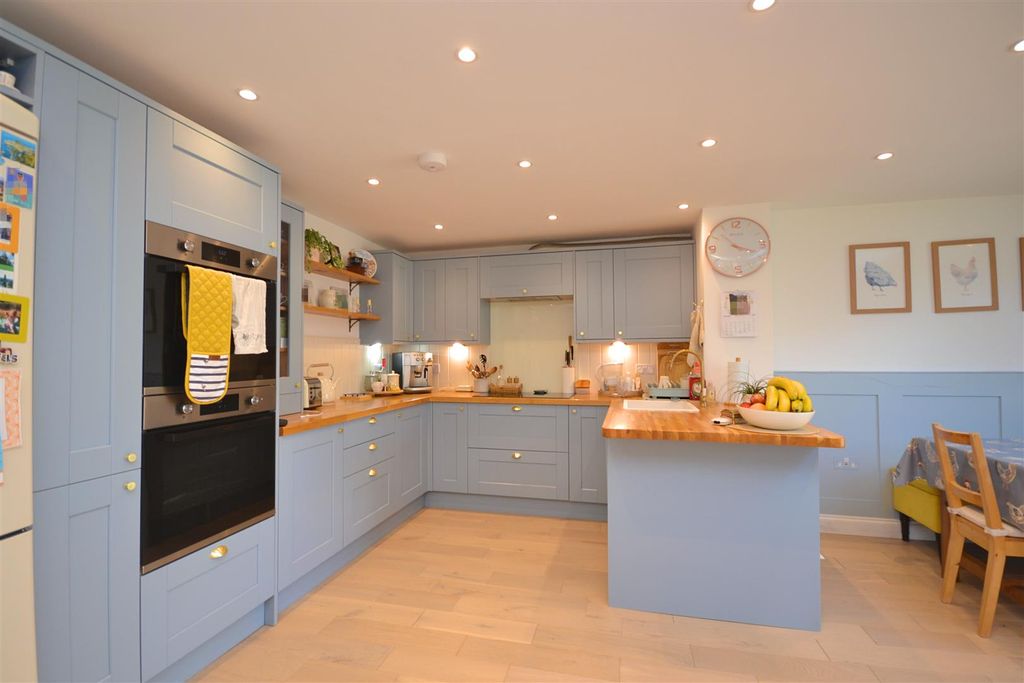 Property photo 3 of 11 9 (63).Png