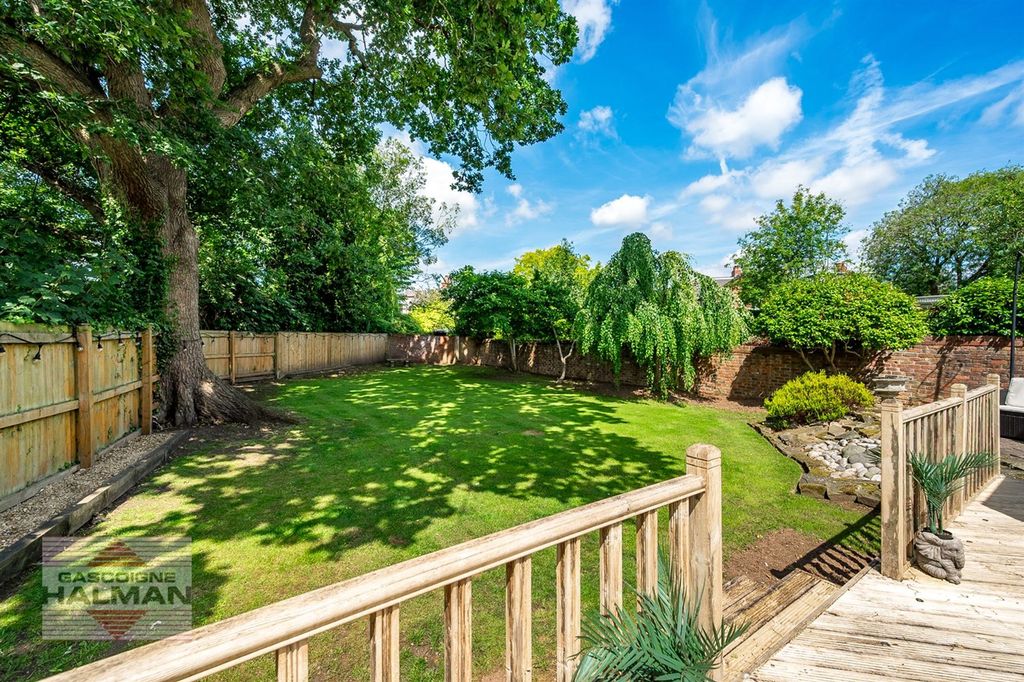 Property photo 2 of 18 Garden