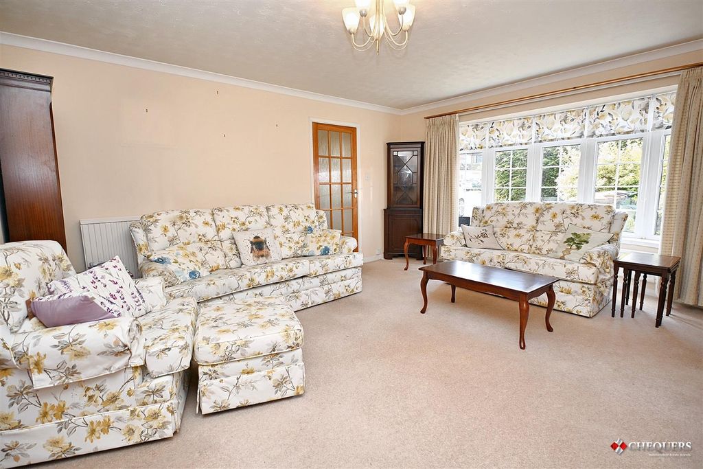 Property photo 3 of 16 Lounge