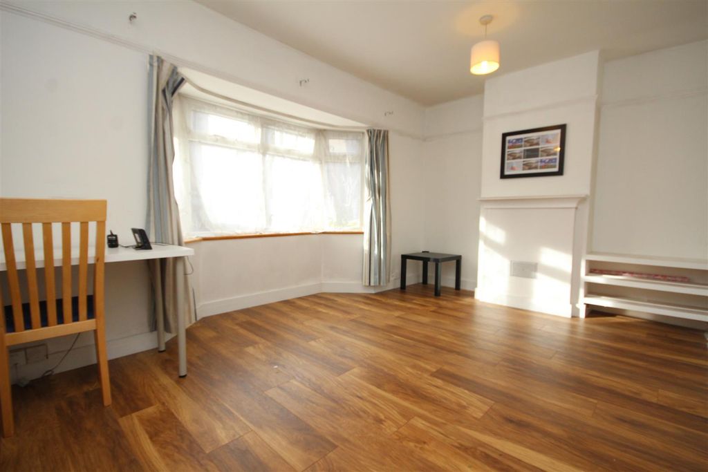 Property photo 3 of 10 Lounge.Jpg