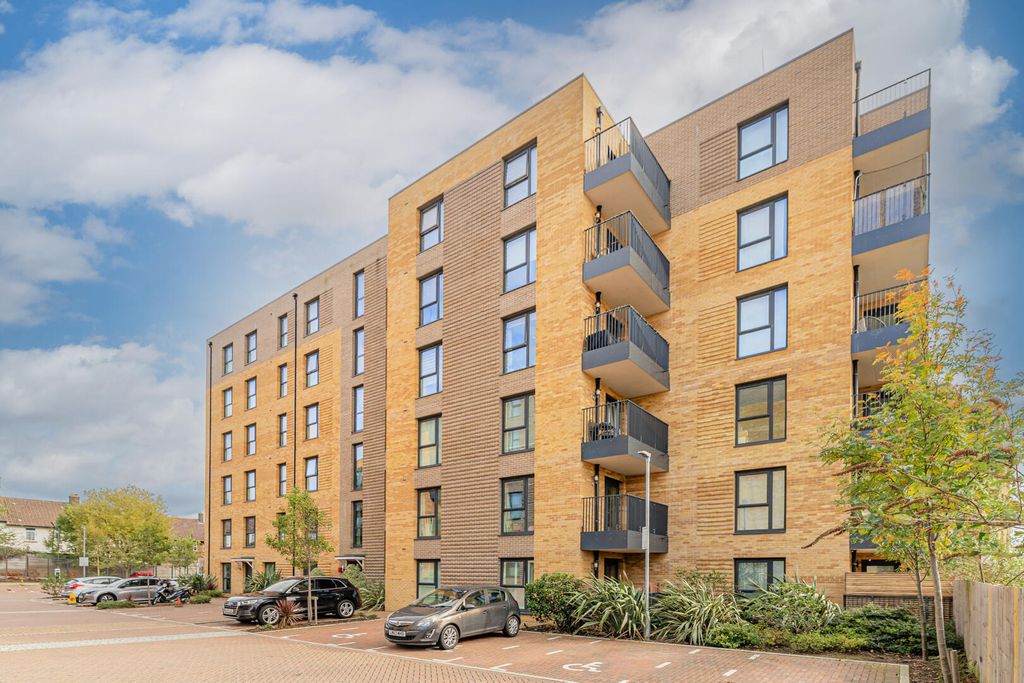 Property photo 2 of 17 Front (Exterior)