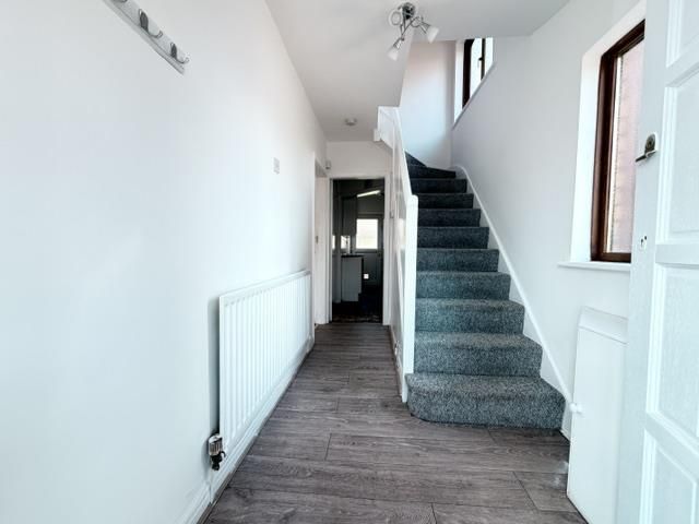 Property photo 2 of 18 Entrance Hallway