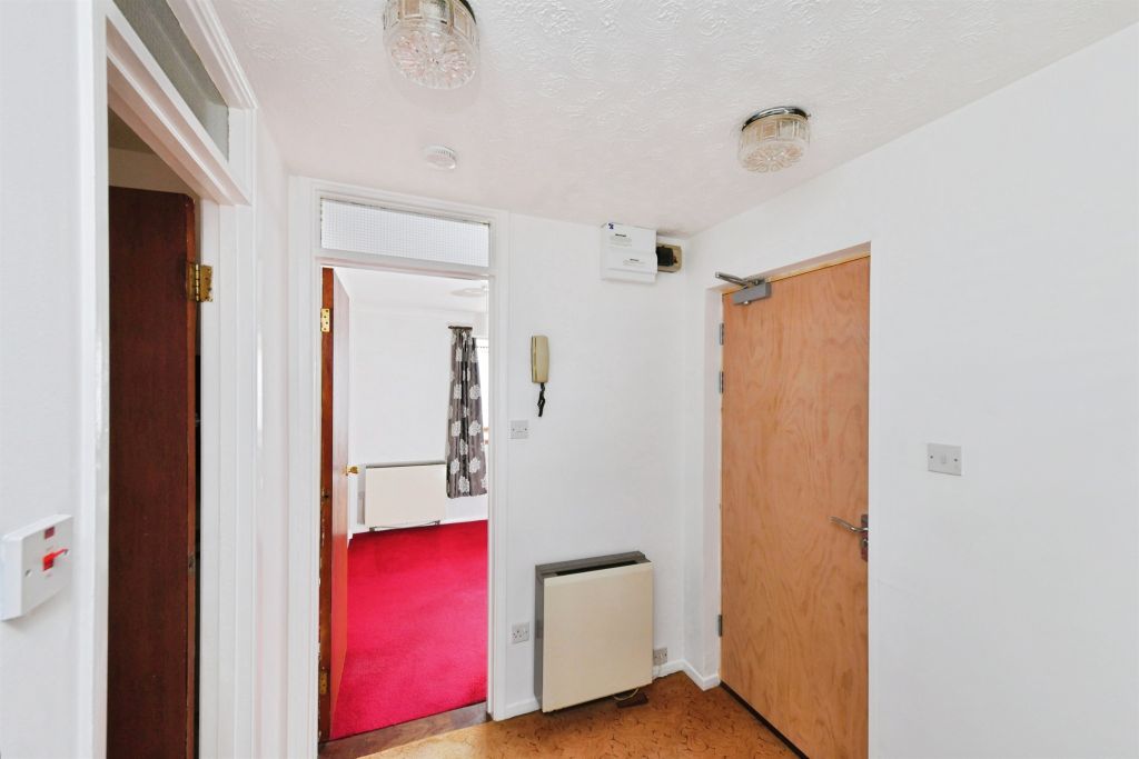 Property photo 2 of 11 Entrance Hall