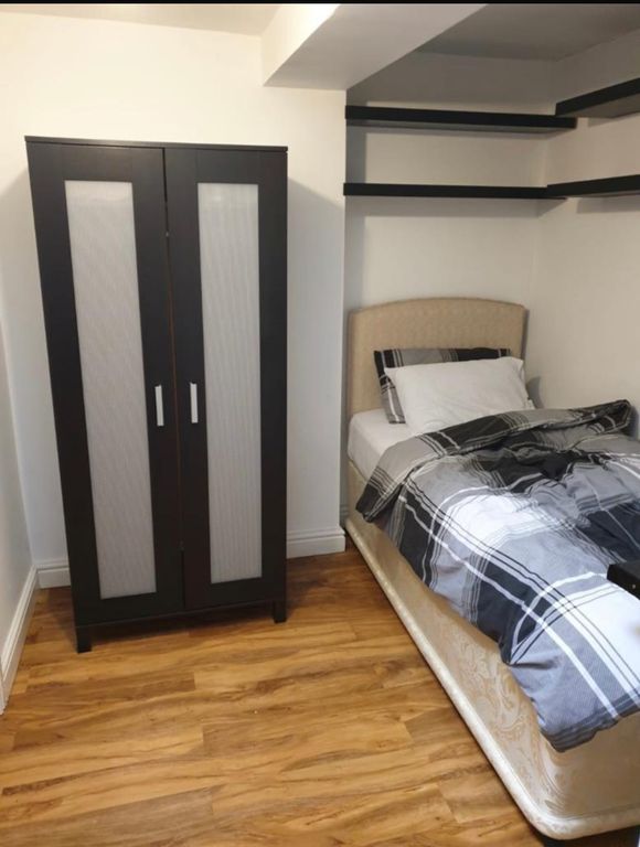 Property photo 1 of 5 A Cozy And Tidy Double Bedroom Featuring A Fitted ...