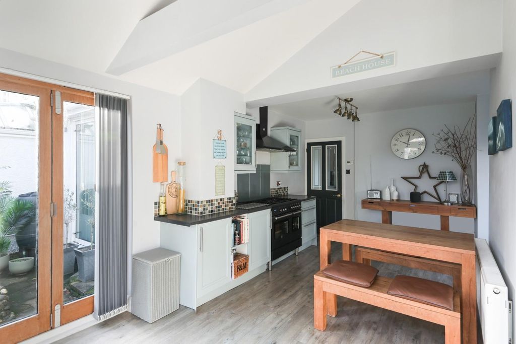 Property photo 3 of 14 Commonfield Road (12).Jpg