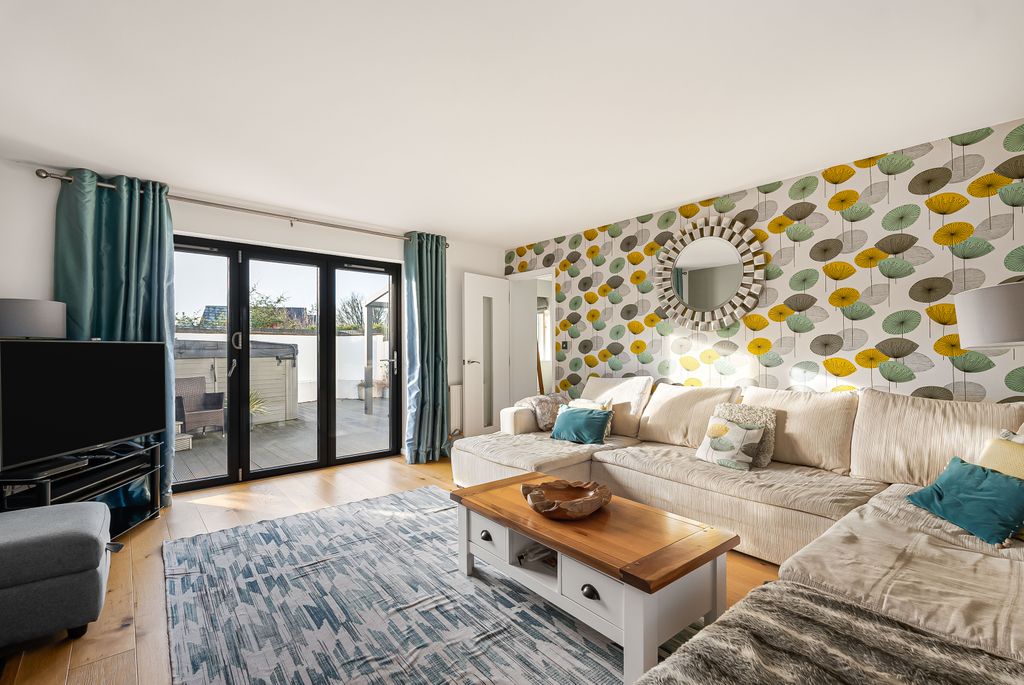 Property photo 2 of 32 Sitting Room