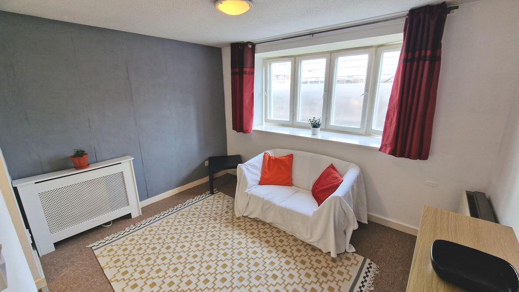 Property photo 2 of 22 Living Room