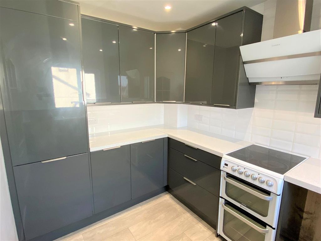 Property photo 3 of 11 5 Tremear Green Kitchen