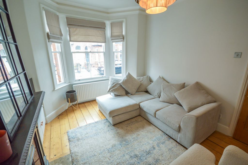 Property photo 2 of 16 Lounge