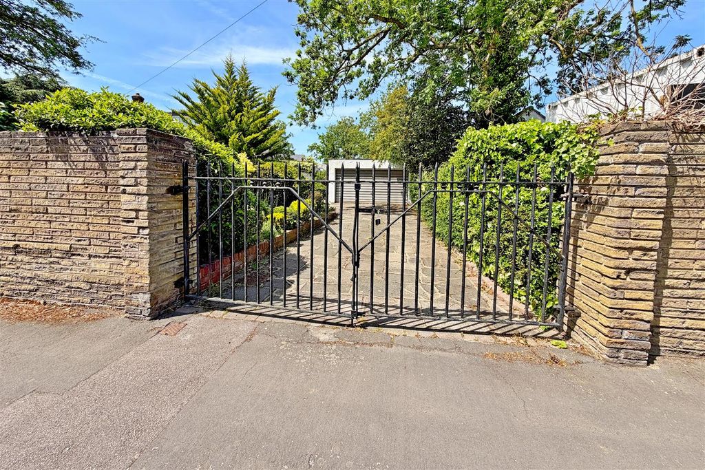 Property photo 3 of 23 Gates
