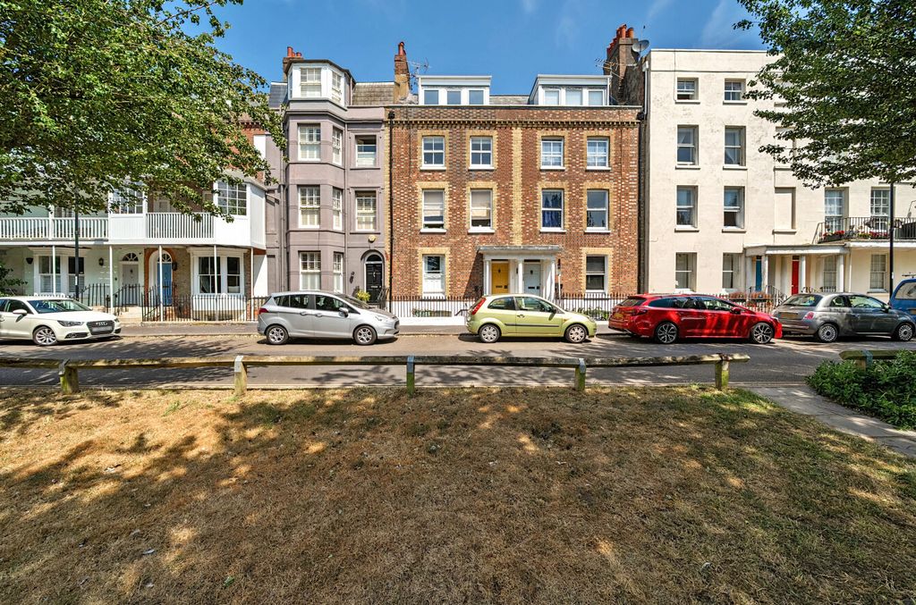 2 bed maisonette for saleSouth Terrace, Littlehampton, West Sussex BN17