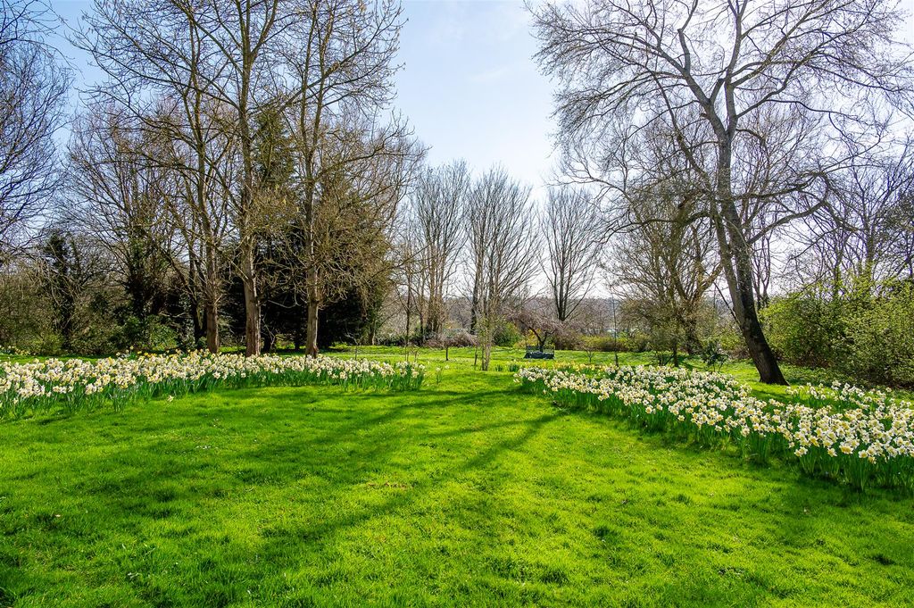 Property photo 3 of 15 Gardens