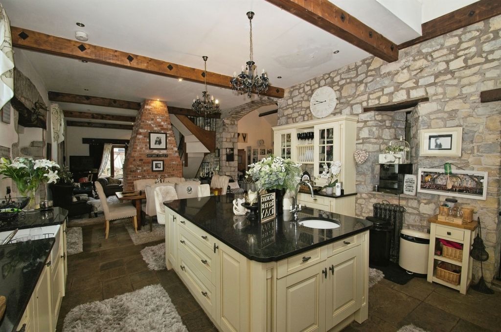 Property photo 2 of 24