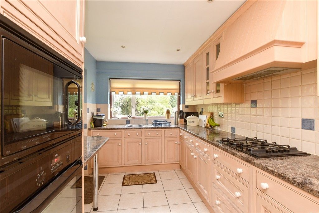 Property photo 3 of 11 Kitchen