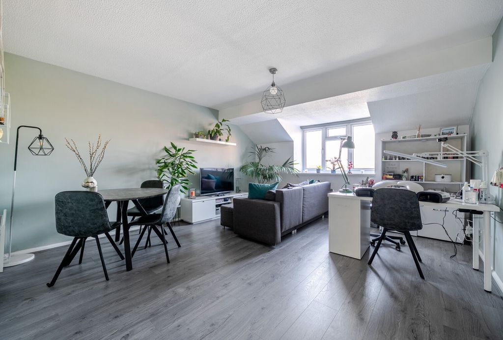 Property photo 2 of 10 1418227-18-699Ec9...