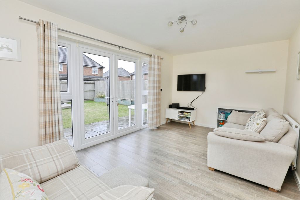 Property photo 2 of 15 Lounge