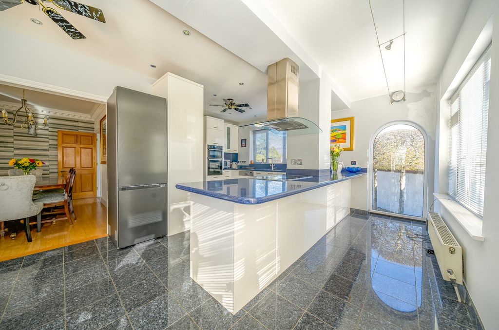 Property photo 3 of 18 67Ef91d719E7Bl127161819