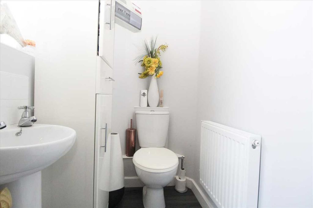 Property photo 3 of 16 Cloakroom