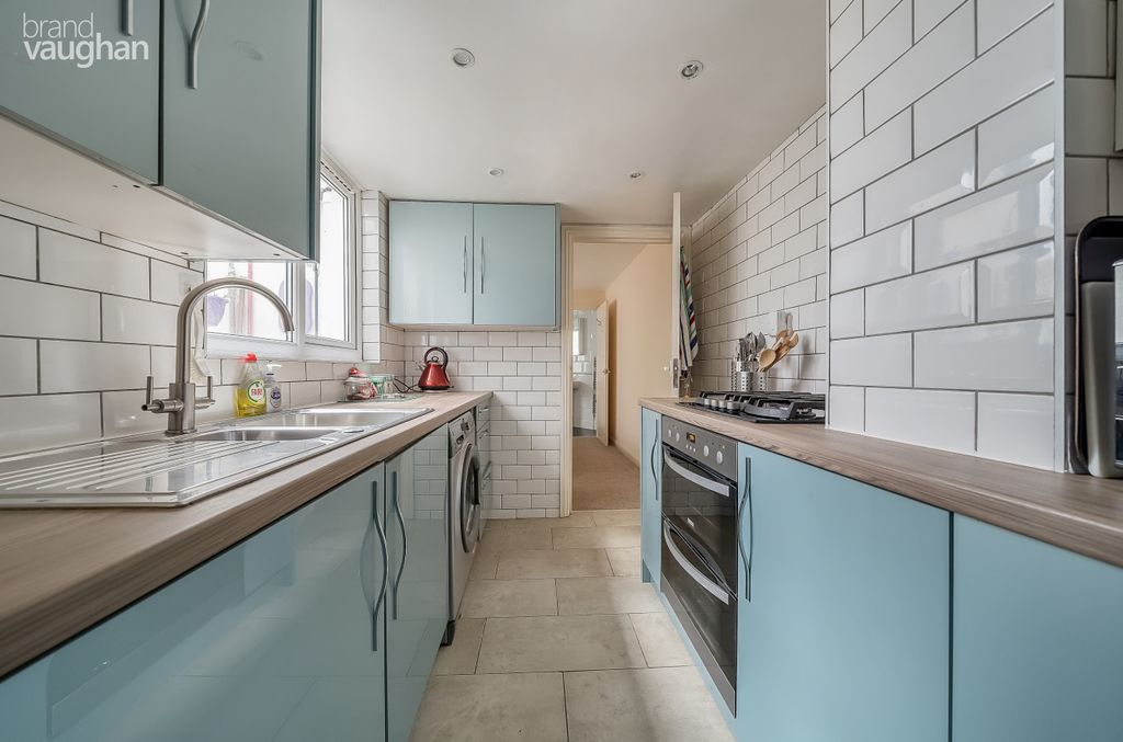 Property photo 1 of 10 Kitchen