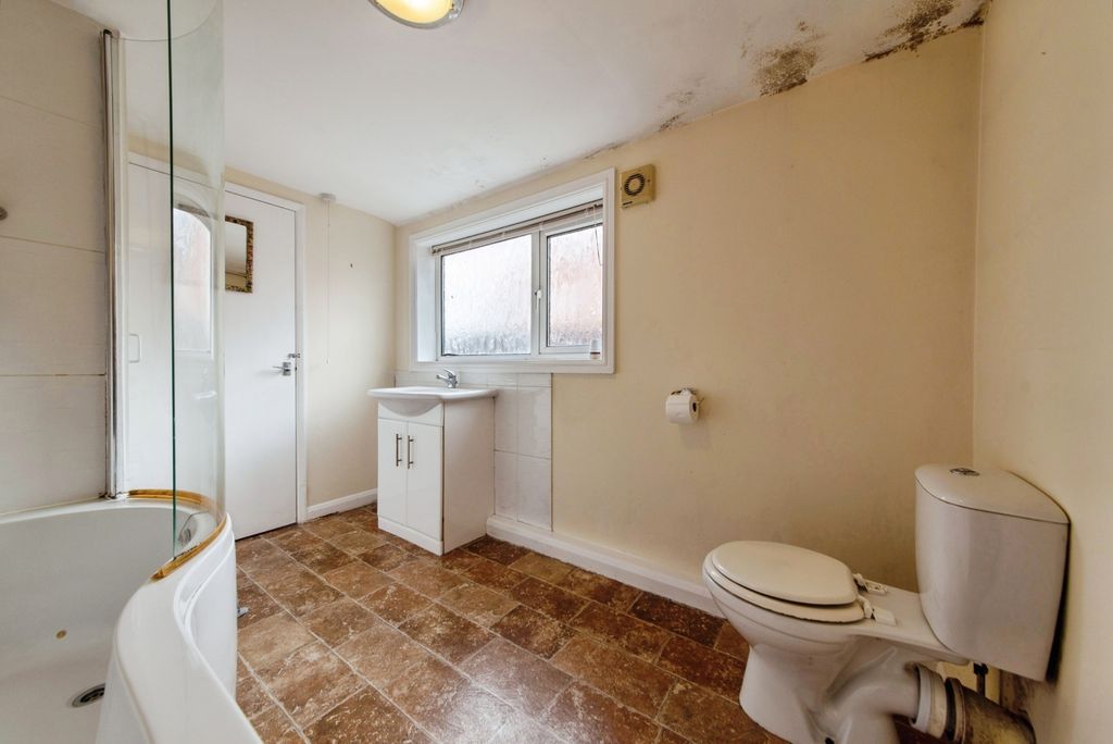 Additional image 10 of 2 bed flat for saleRasen Lane, Lincoln, Lincolnshire LN1