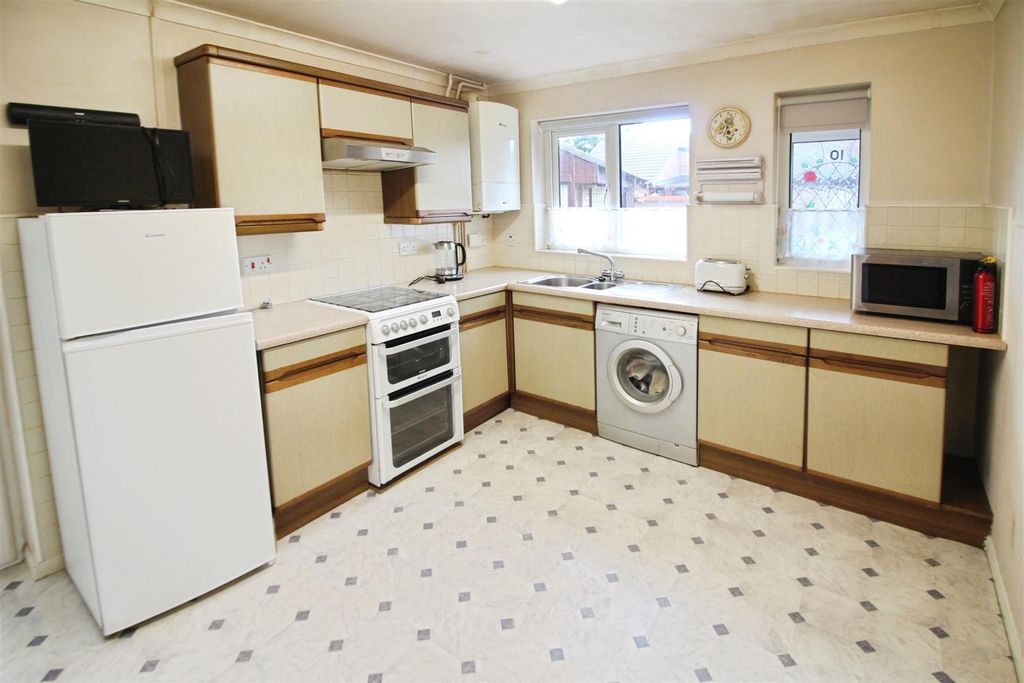 Property photo 2 of 10 Dining Kitchen