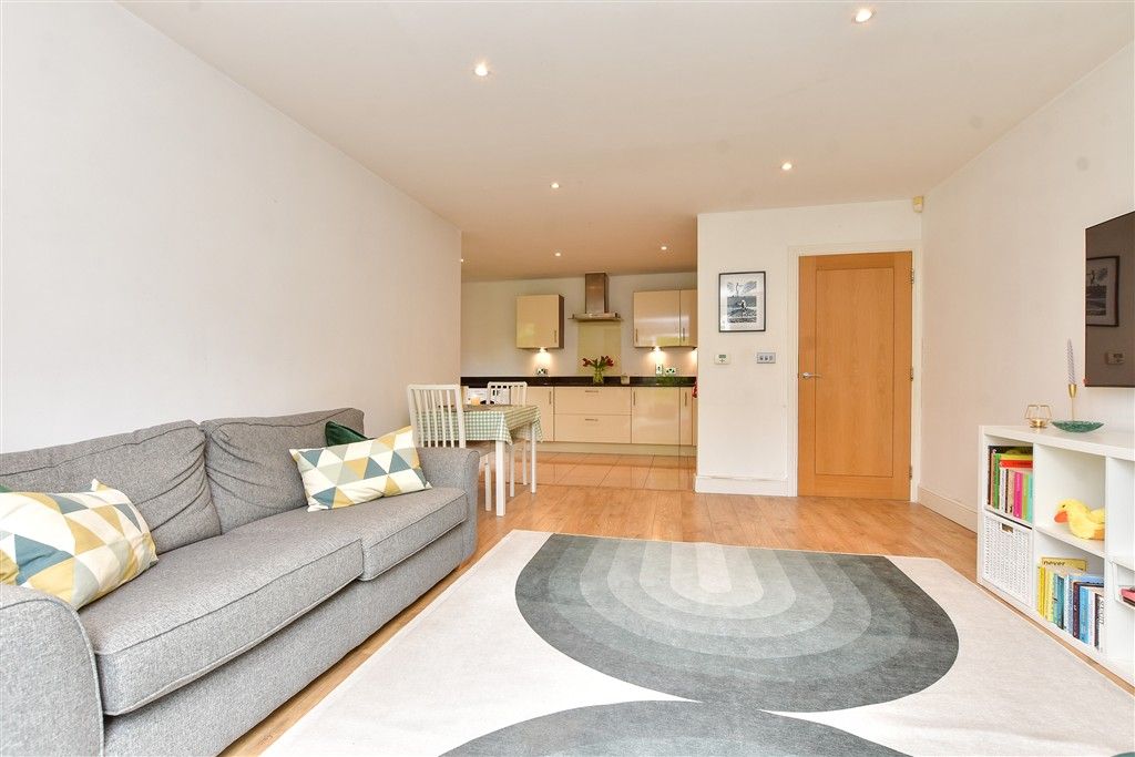 Property photo 1 of 14 Lounge