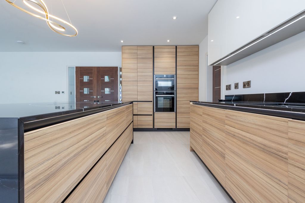 Property photo 2 of 19 R6M_2371