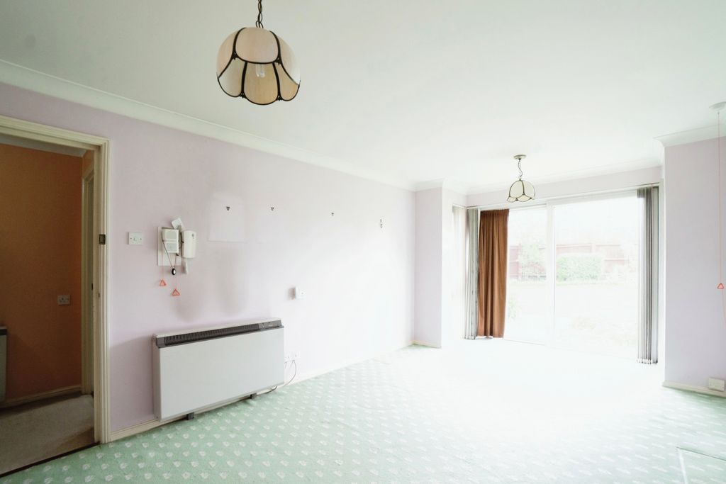 Property photo 1 of 12 Lounge