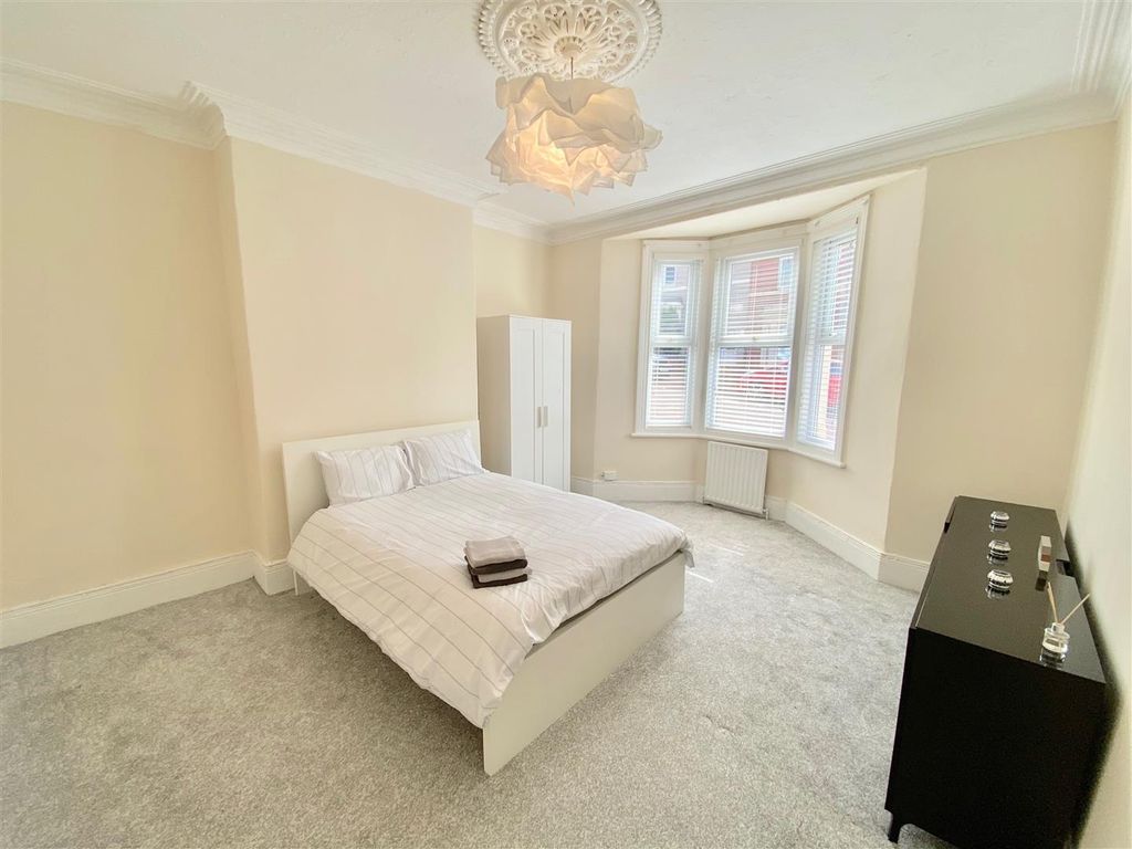 Property photo 2 of 6 Bedroom One