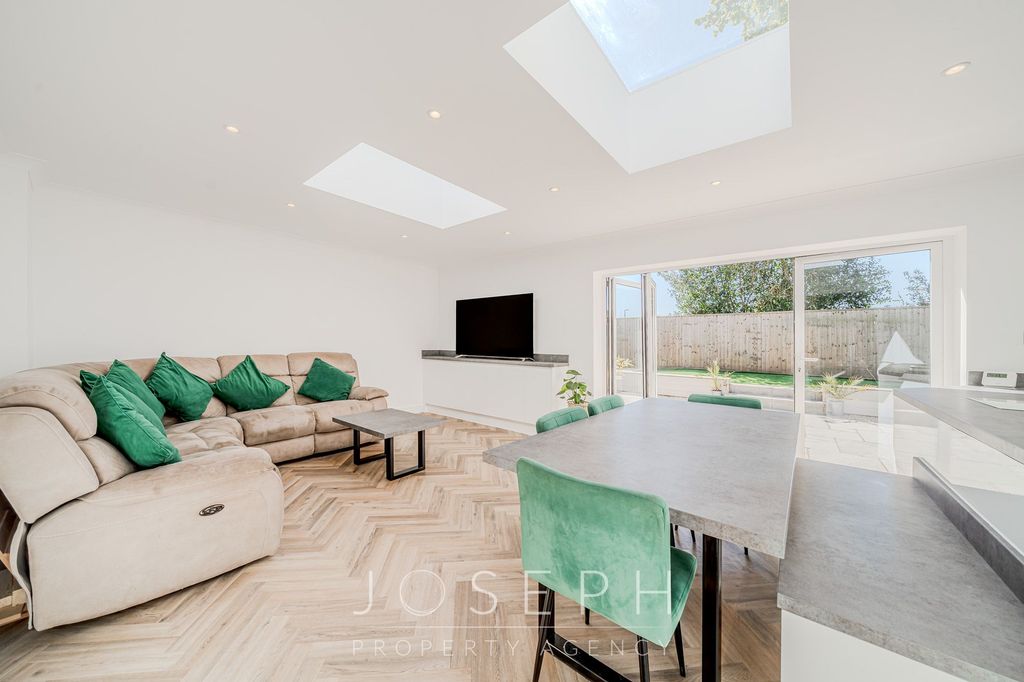 Property photo 3 of 25