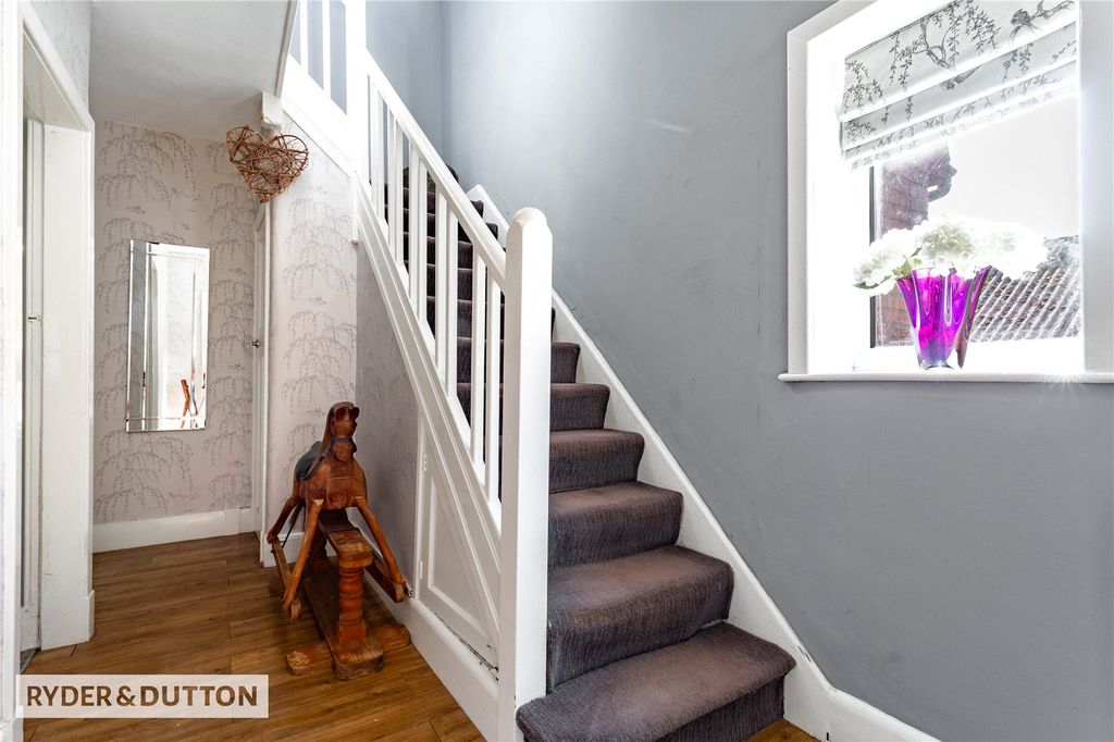 Property photo 3 of 29 Entrance Hall