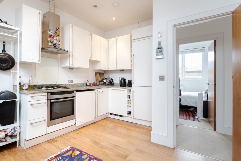 Property photo 2 of 11 Finsbury Park Road