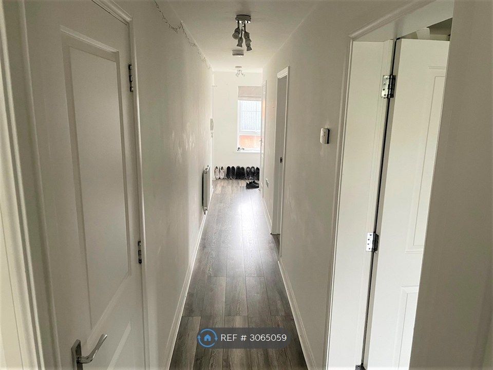 Property photo 3 of 21 Hallway