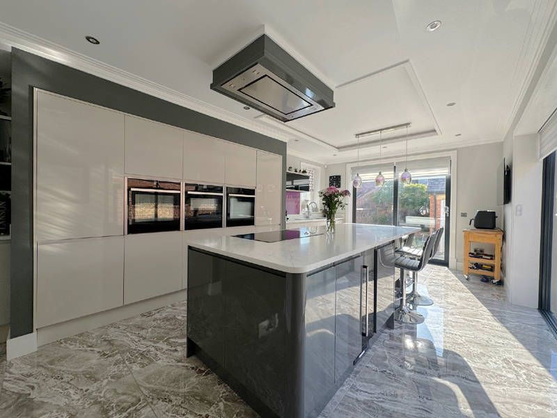 Property photo 2 of 28 Breakfast Kitchen