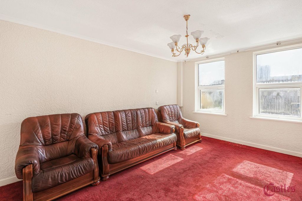 Property photo 1 of 35 Living Room
