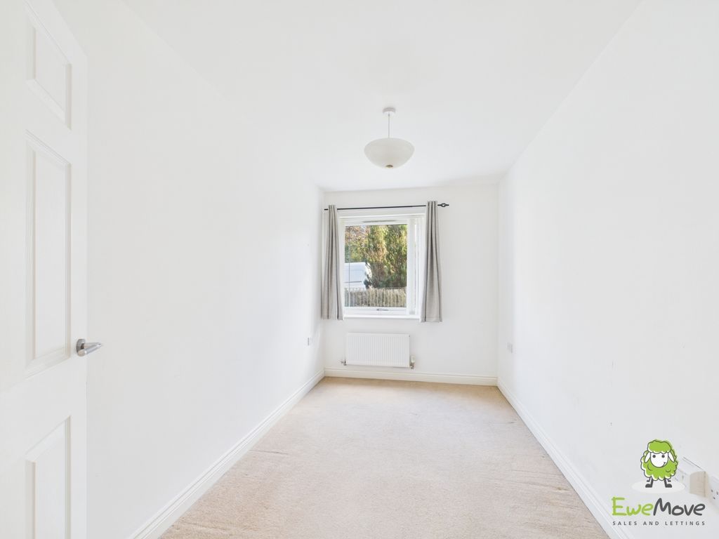Property photo 3 of 18 Ewemove Estate Agents Basingstoke - 45 Bedstone Ro