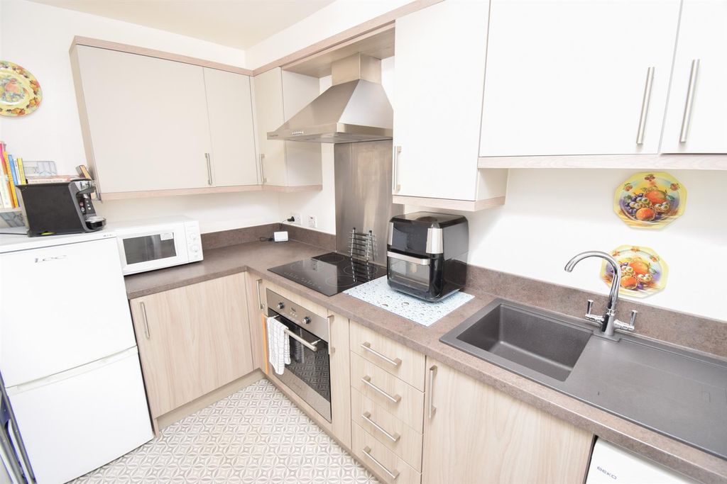 Property photo 2 of 9 Kitchen