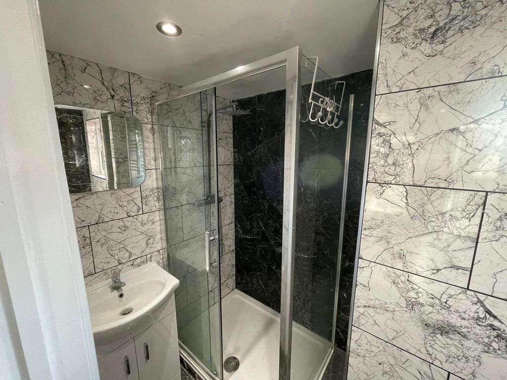 Property photo 3 of 7 WC