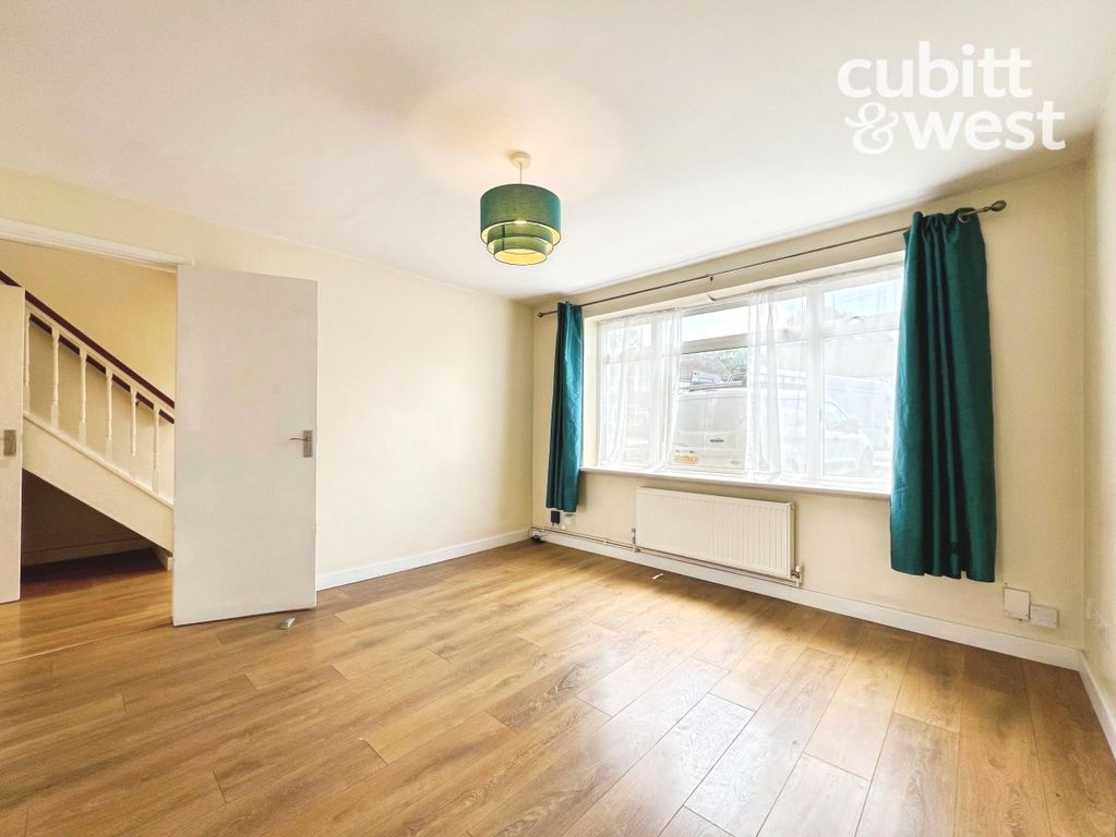 Property photo 3 of 14 Lounge