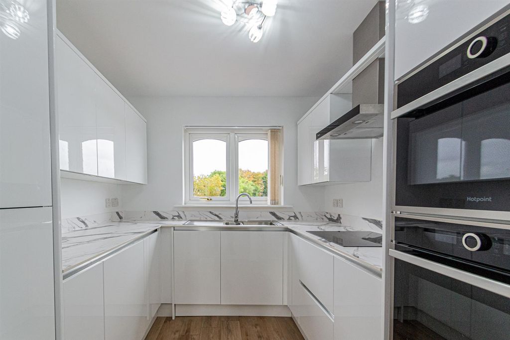 Property photo 2 of 14 Kitchen