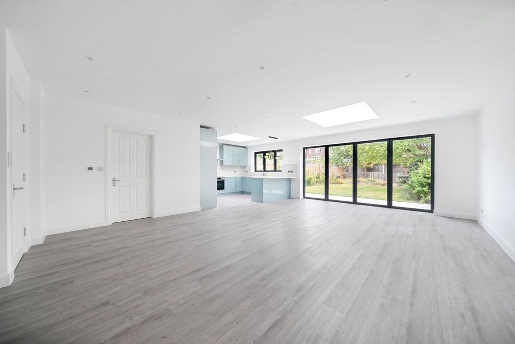 Property photo 2 of 10 Living Space