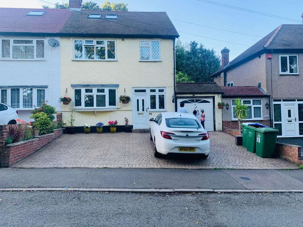 Property photo 2 of 12 Driveway