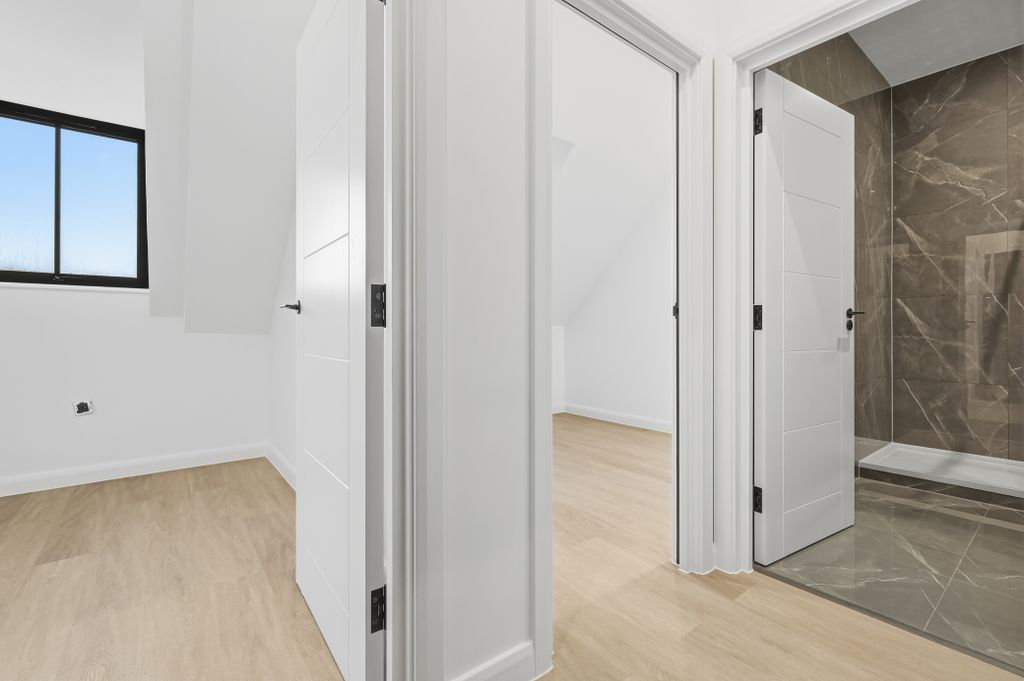 Property photo 3 of 11 Hallway